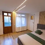 Center Apartment *